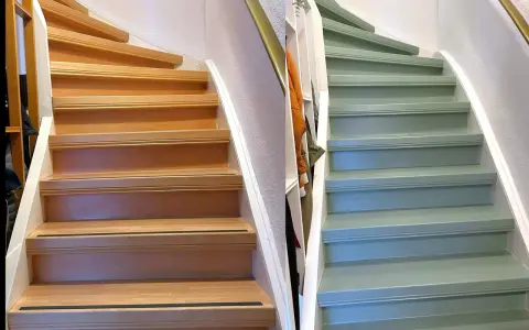 Vorher-Nachher-Vergleich einer Holztreppe: Links naturbelassen, rechts in einem sanften Grünton gestrichen. Die Frage: handlauf streichen welche farbe?