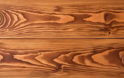 Holzmaserung einer Holzterrasse, bereit zum Streichen. Die warmen Brauntöne und die ausgeprägten Jahresringe erzählen von der Natur.