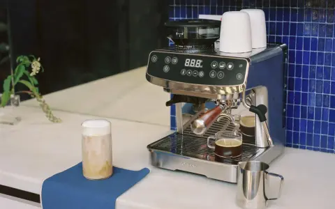 Moderne Kaffeemaschine mit Milchkaffee und Espresso, tolle Ideen für deine Kaffee-Ecke.