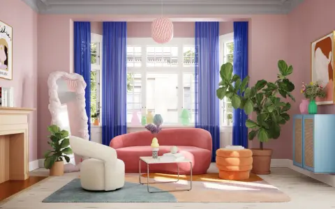 Ein Wohnzimmer in Pastelltönen mit einem pinken Sofa, das eine starke kontrastfarbe zu den blauen Vorhängen bildet. Ein weißer Sessel und ein orangefarbener Hocker ergänzen die Einrichtung.