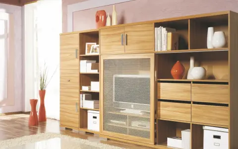 Holzschrank mit vielen Fächern und Schubladen, ideal für schrank neu gestalten ideen. Dekoriert mit Vasen und Büchern.
