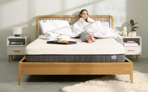 Frau genießt Frühstück im Bett. Die Frage, wie lange Matratze liegen lassen, ist hier nebensächlich, Hauptsache bequem.