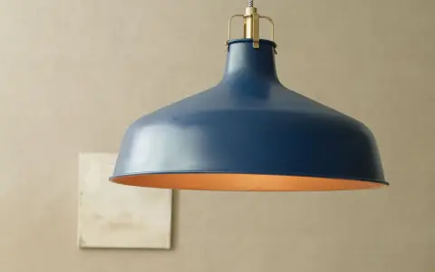 Eine dunkelblaue Hängelampe mit kupferfarbenem Innenschirm, die gerade frisch lackiert wurde.