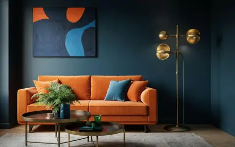 Ein orangefarbenes Sofa mit blauen Akzenten und einem abstrakten Gemälde zeigt, welche Farben passen zusammen.