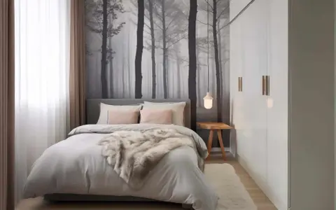 Gemütliches kleine schlafzimmer einrichten mit Waldtapete, Bett mit Fell und Kleiderschrank.