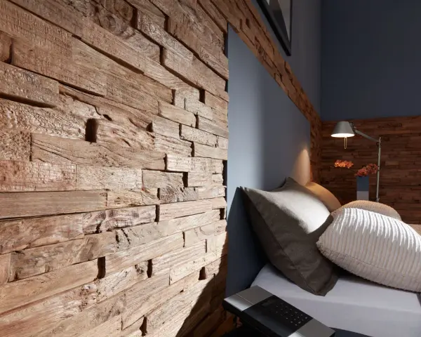 Rustikale wandpaneele holz ideen für ein gemütliches Schlafzimmer. Die Holzstruktur schafft Wärme und Charakter.