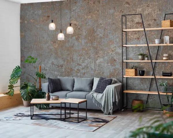 Stilvolles Wohnzimmer mit grauer Couch, rustikaler Wand (wie MDF tapezieren) und Regal.