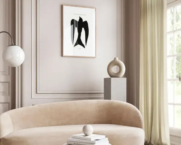Ein stilvolles Wohnzimmer in greige farbe mit einem geschwungenen Sofa, einem modernen Lampenschirm und einem abstrakten Vogelbild.