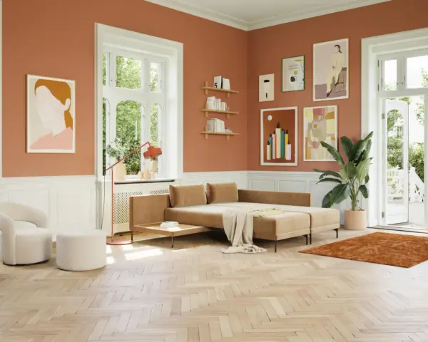 Ein Wohnzimmer mit orangefarbenen Wänden und einem beigen Sofa. Welche Farbe passt zu Orange? Hier: Beige, Weiß und Grün.