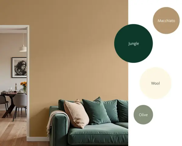 Inspirierende Wandfarben für Ihr Wohnzimmer: Ein gemütliches Sofa in tiefem Grün vor einem warmen Sandton.