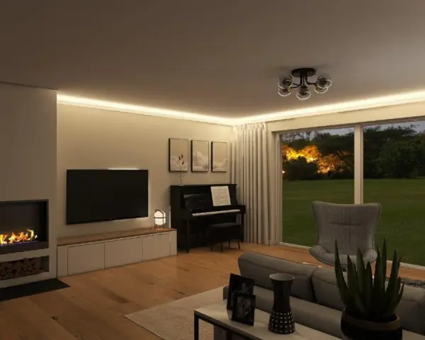 Gemütliches Wohnzimmer mit Kamin, Klavier und Sofa. Die Wände sind in der Farbe beige gestrichen, was für eine warme Atmosphäre sorgt.