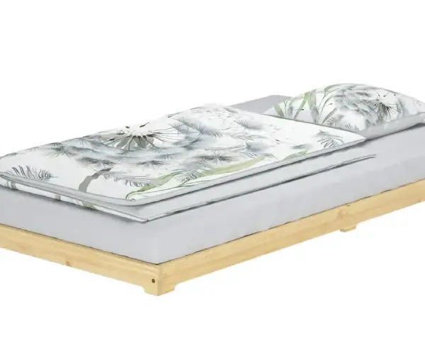 Ein Futonbett mit Holzbettrahmen und Bettwäsche mit Pusteblumenmuster.