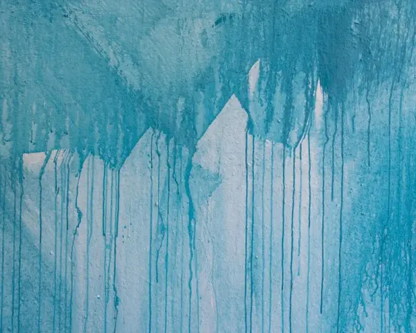 Blauer Farbauftrag mit Tropfen und unsauberen Kanten beim Streichen ausbessern.