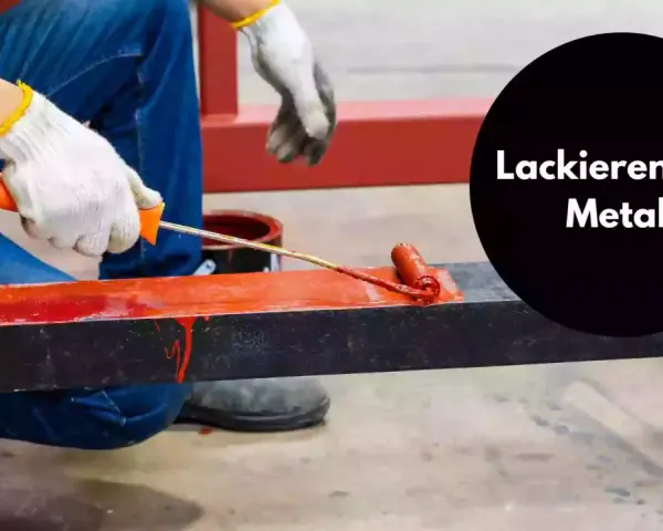 Person mit Handschuhen streicht mit einer Rolle roten Lack auf ein Metallprofil.