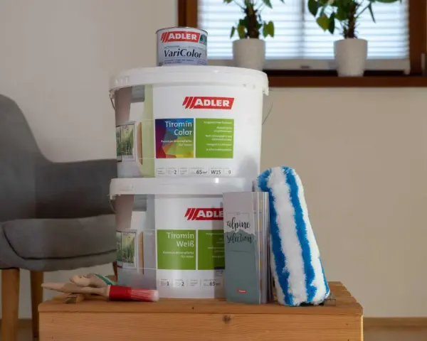 Zwei Eimer ADLER Tiromin Farbe und ein kleinerer Eimer VariColor stehen bereit, um die Wände zu verschönern. Nach getaner Arbeit können die Farbdosen entsorgt werden.