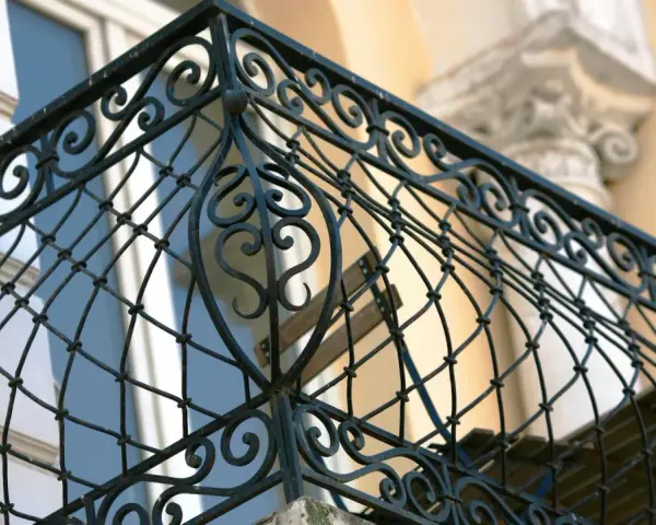 Schmiedeeiserner Balkon mit kunstvollen Verzierungen, bereit zum Balkon streichen.