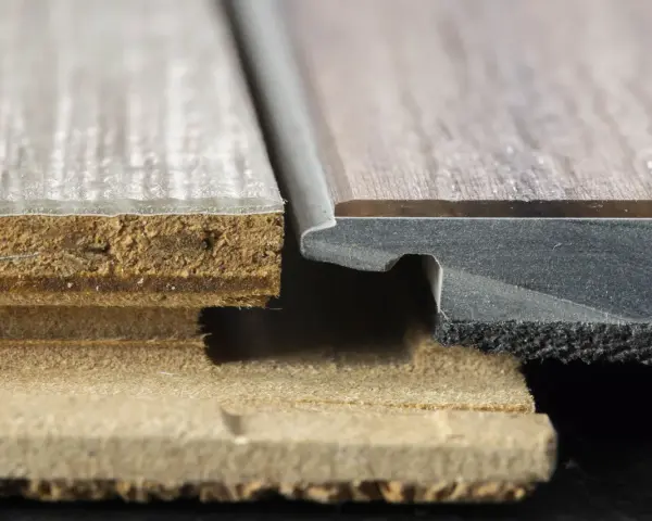 Detailaufnahme von Vinylboden-Schichten. Die sichtbaren Nachteile von Vinylboden zeigen sich in der Struktur.