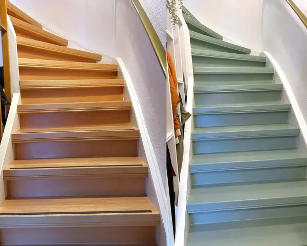 Vorher-Nachher-Vergleich einer Holztreppe: Links naturbelassen, rechts in einem sanften Grünton gestrichen. Die Frage: handlauf streichen welche farbe?