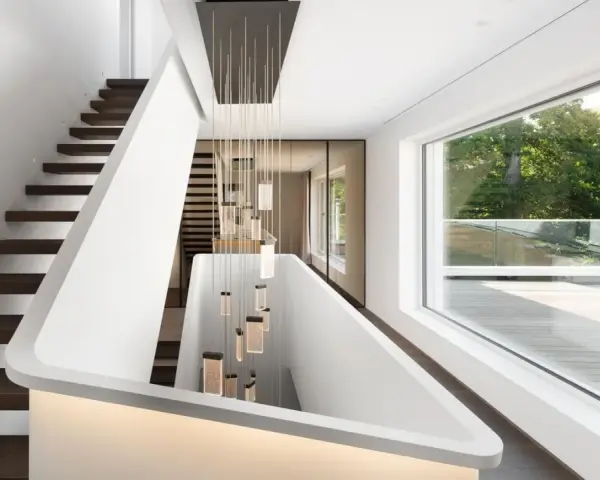Modernes Treppenhaus gestalten: Schwebende Holzstufen, weiße Wände und eine Kaskade aus Glasleuchten schaffen ein elegantes Ambiente.