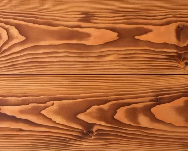 Holzmaserung einer Holzterrasse, bereit zum Streichen. Die warmen Brauntöne und die ausgeprägten Jahresringe erzählen von der Natur.