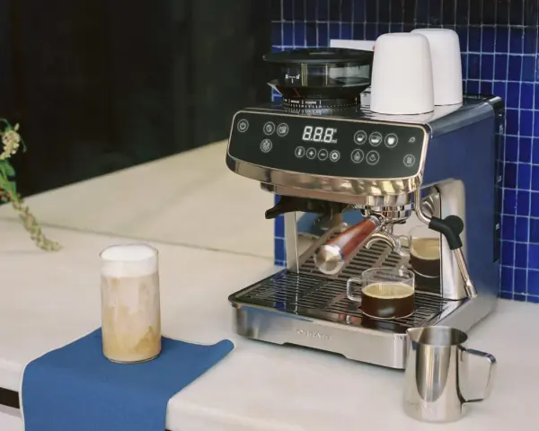 Moderne Kaffeemaschine mit Milchkaffee und Espresso, tolle Ideen für deine Kaffee-Ecke.