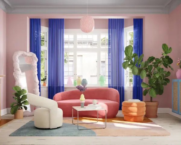 Ein Wohnzimmer in Pastelltönen mit einem pinken Sofa, das eine starke kontrastfarbe zu den blauen Vorhängen bildet. Ein weißer Sessel und ein orangefarbener Hocker ergänzen die Einrichtung.