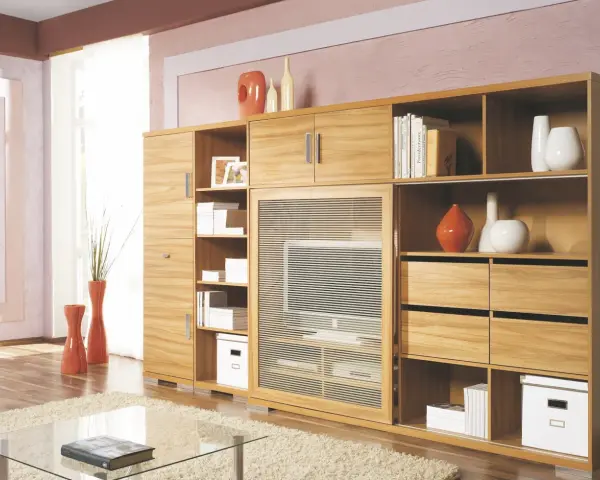 Holzschrank mit vielen Fächern und Schubladen, ideal für schrank neu gestalten ideen. Dekoriert mit Vasen und Büchern.