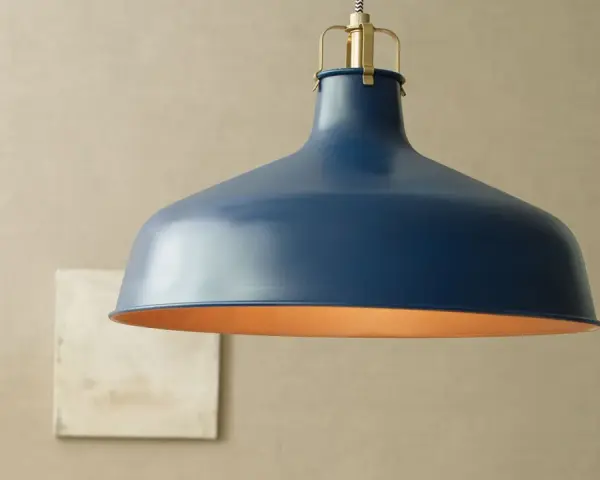 Eine dunkelblaue Hängelampe mit kupferfarbenem Innenschirm, die gerade frisch lackiert wurde.