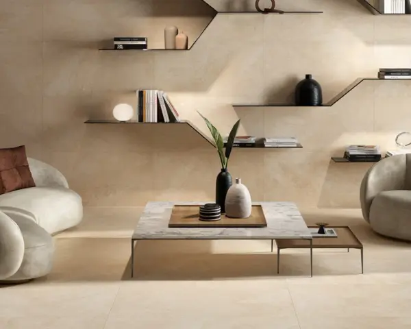 Elegantes Wohnzimmer mit geschwungener Couch, Sessel und Marmortisch. Die harmonische Farbkombination beige schafft eine warme und einladende Atmosphäre.