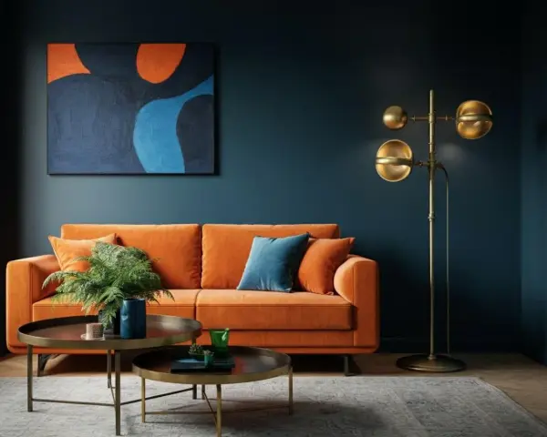 Ein orangefarbenes Sofa mit blauen Akzenten und einem abstrakten Gemälde zeigt, welche Farben passen zusammen.