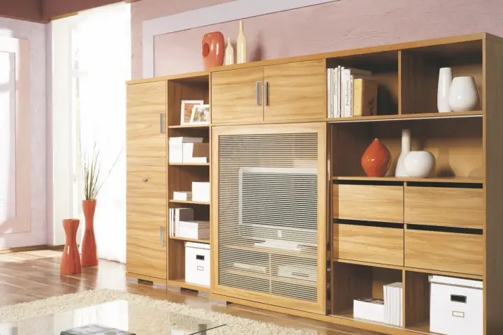 Holzschrank mit vielen Fächern und Schubladen, ideal für schrank neu gestalten ideen. Dekoriert mit Vasen und Büchern.