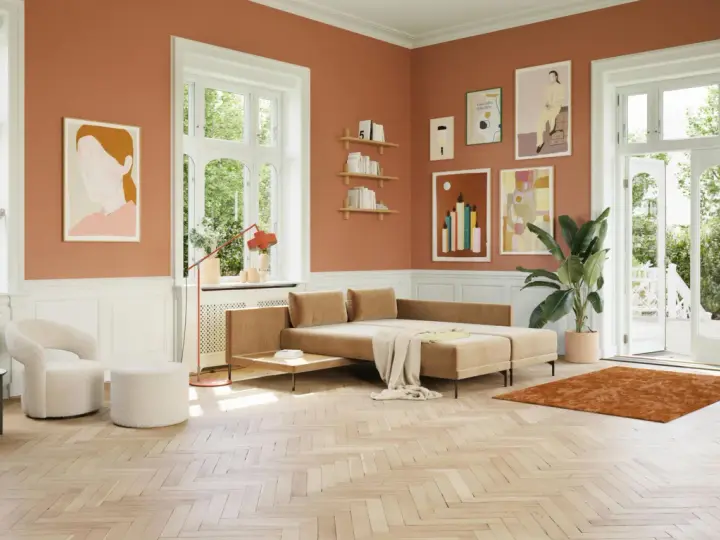Ein Wohnzimmer mit orangefarbenen Wänden und einem beigen Sofa. Welche Farbe passt zu Orange? Hier: Beige, Weiß und Grün.