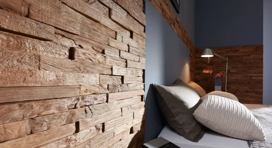 Rustikale wandpaneele holz ideen für ein gemütliches Schlafzimmer. Die Holzstruktur schafft Wärme und Charakter.