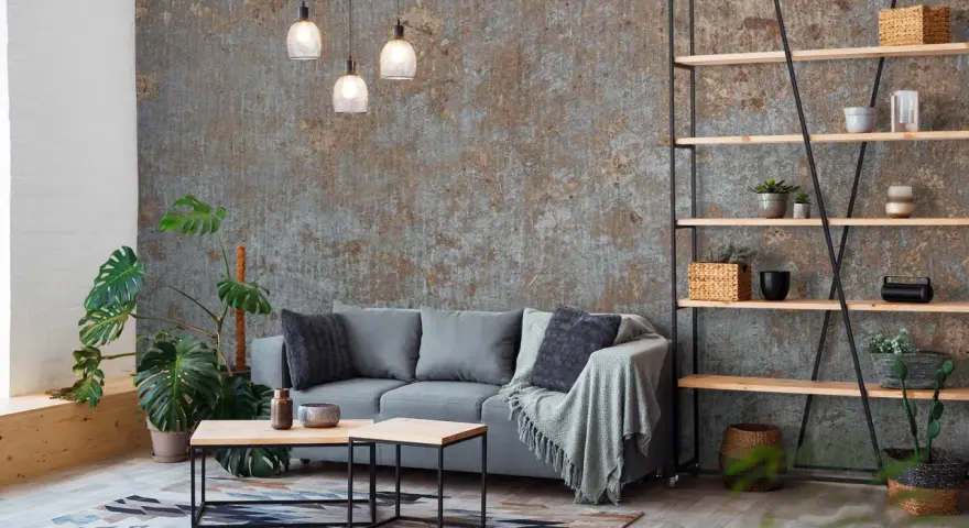 Stilvolles Wohnzimmer mit grauer Couch, rustikaler Wand (wie MDF tapezieren) und Regal.