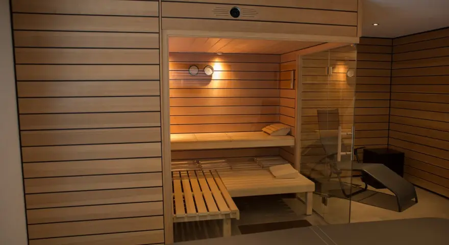Moderne Sauna im Keller: Tolle **Ideen Sauna Keller Gestaltung** mit Holzwänden, Glasfront und Liegen. Entspannung pur!