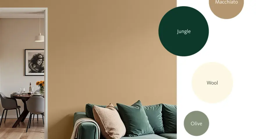 Inspirierende Wandfarben für Ihr Wohnzimmer: Ein gemütliches Sofa in tiefem Grün vor einem warmen Sandton.