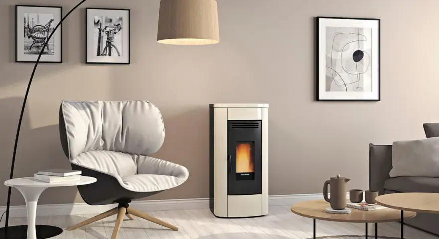 Gemütliches Wohnzimmer mit modernem Pellet-Kaminofen. Die warme wandfarbe hinter kaminofen harmoniert mit dem cremefarbenen Ofen und dem bequemen Sessel.