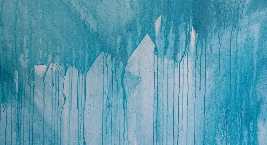 Blauer Farbauftrag mit Tropfen und unsauberen Kanten beim Streichen ausbessern.