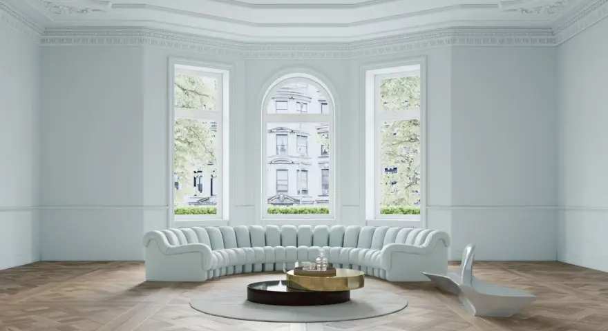 Ein helles Wohnzimmer mit geschwungener Couch, modernem Beistelltisch und einem futuristischen Sessel. Helle Wandfarben schaffen eine luftige Atmosphäre.