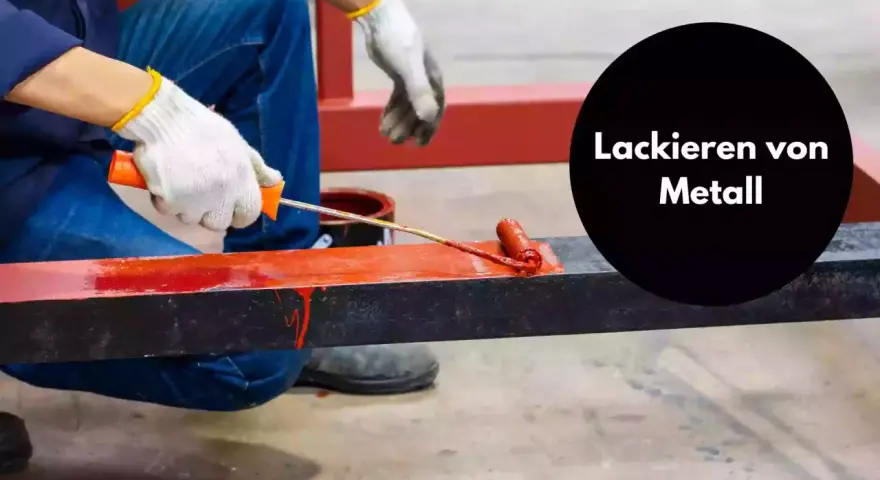 Person mit Handschuhen streicht mit einer Rolle roten Lack auf ein Metallprofil.
