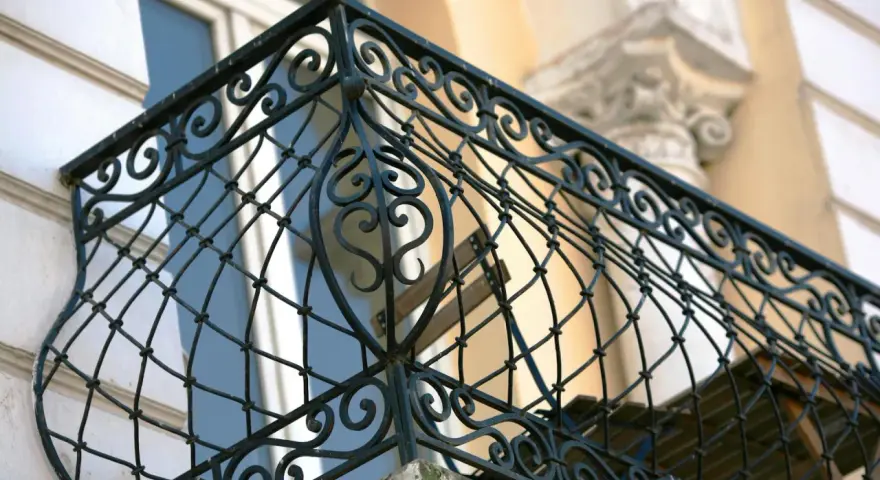Schmiedeeiserner Balkon mit kunstvollen Verzierungen, bereit zum Balkon streichen.