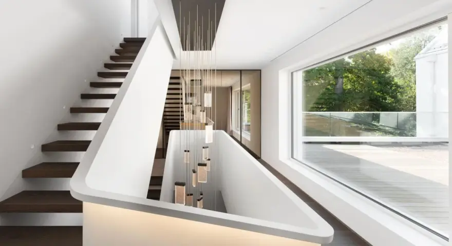 Modernes Treppenhaus gestalten: Schwebende Holzstufen, weiße Wände und eine Kaskade aus Glasleuchten schaffen ein elegantes Ambiente.