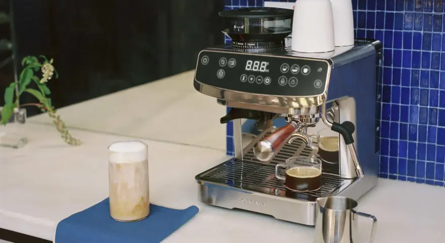 Moderne Kaffeemaschine mit Milchkaffee und Espresso, tolle Ideen für deine Kaffee-Ecke.
