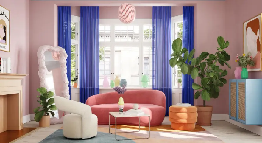 Ein Wohnzimmer in Pastelltönen mit einem pinken Sofa, das eine starke kontrastfarbe zu den blauen Vorhängen bildet. Ein weißer Sessel und ein orangefarbener Hocker ergänzen die Einrichtung.
