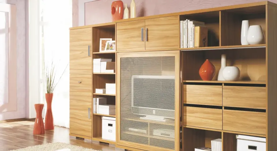 Holzschrank mit vielen Fächern und Schubladen, ideal für schrank neu gestalten ideen. Dekoriert mit Vasen und Büchern.
