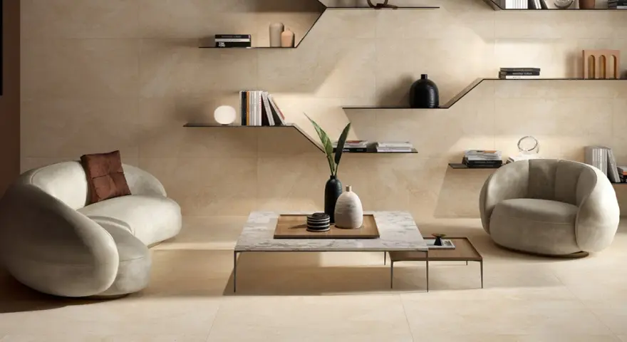 Elegantes Wohnzimmer mit geschwungener Couch, Sessel und Marmortisch. Die harmonische Farbkombination beige schafft eine warme und einladende Atmosphäre.