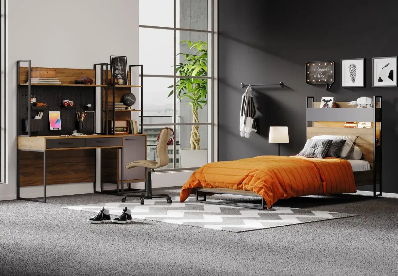 Coole jugendzimmer jungen einrichtungsideen: Ein modernes Zimmer mit Schreibtisch, Bett mit orangefarbener Decke und Wanddeko.