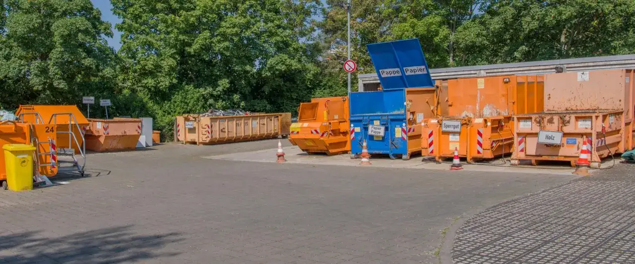 Container f&uuml;r Papier, Sperrgut und Holz warten auf die fachgerechte Entsorgung.