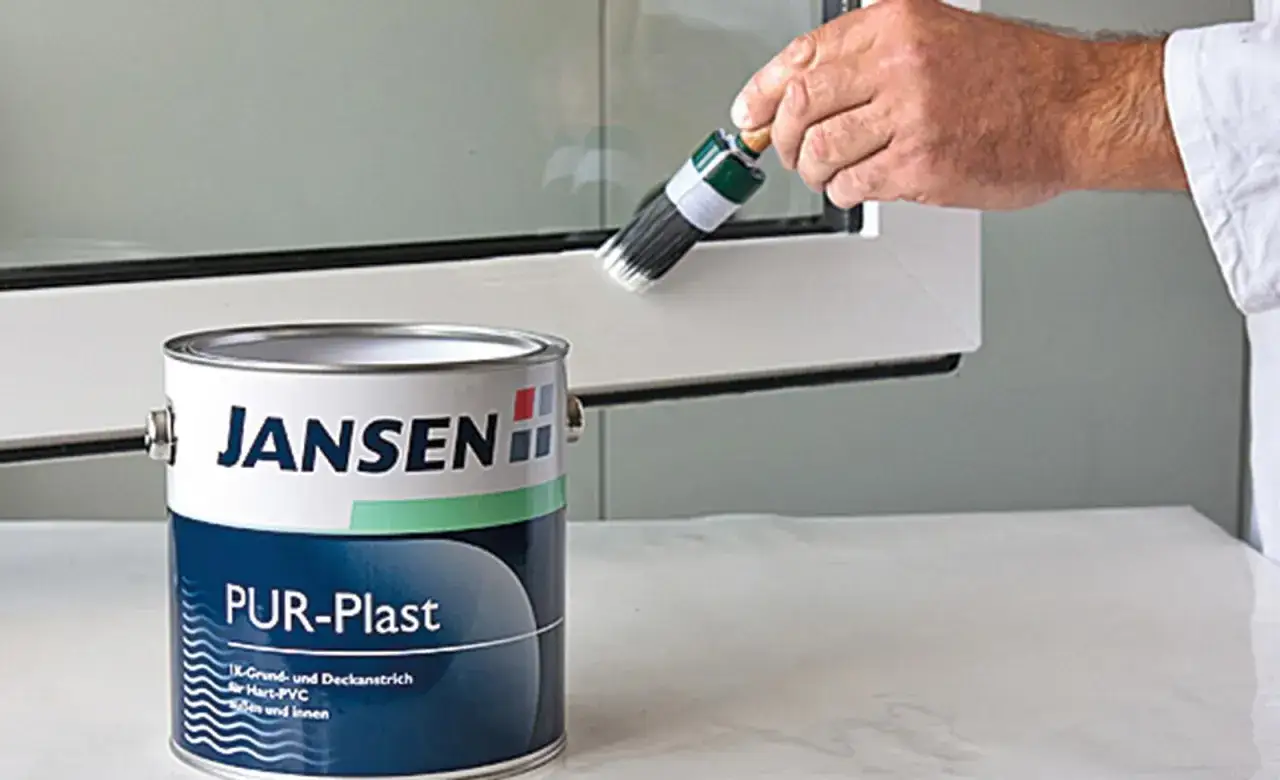 Hand streicht mit Pinsel und Dose