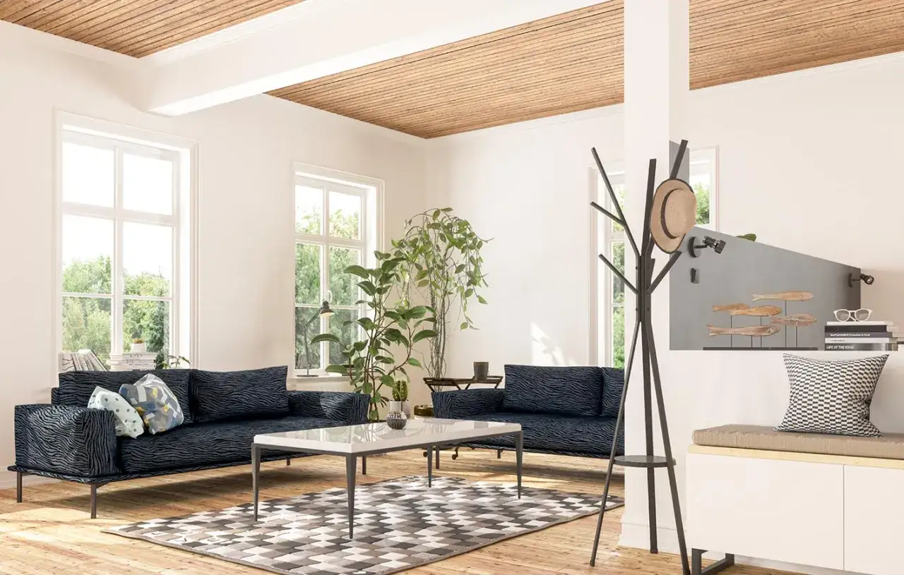 Gem&uuml;tliches Wohnzimmer mit Holzbalkendecke, die tolle Deckenverkleidung Ideen bietet. Dunkle Sofas, Teppich und Pflanzen schaffen Atmosph&auml;re.